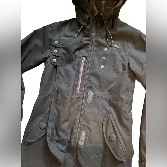 NIKE Women’s Snowboarding Jacket - Picture 6 of 10
